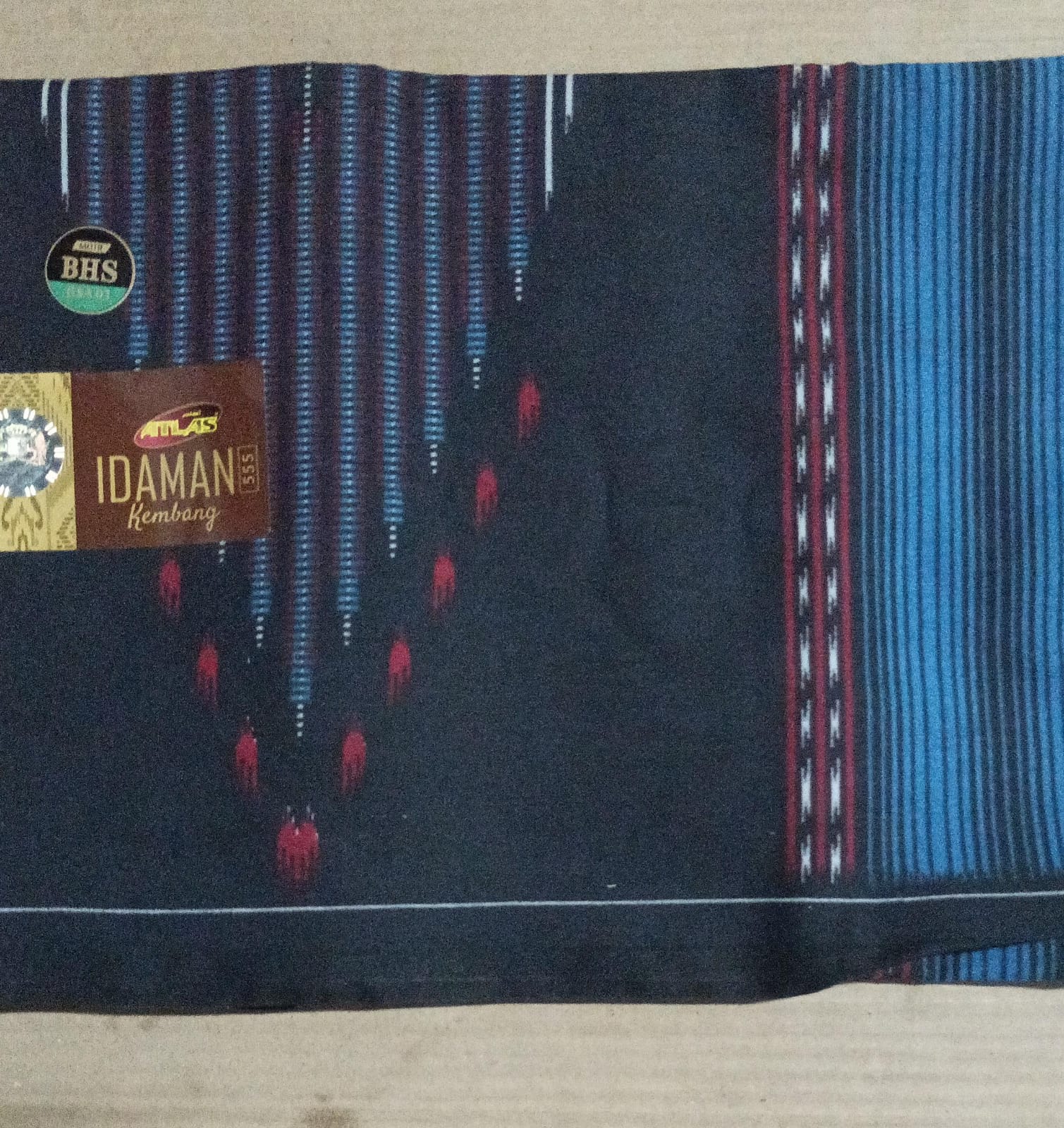 Sarung ATLAS Idaman 555 Kembang Motif BHS GSA 01 Hitam Biru 01
